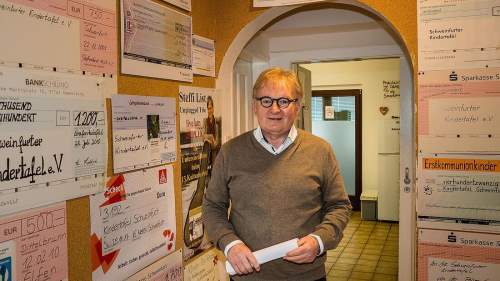 Stefan Labus, Vorsitzender der Kindertafel: Schecks und Dankschreiben schmücken die Wände in der Friedrichstraße 8. Foto: Martina Müller