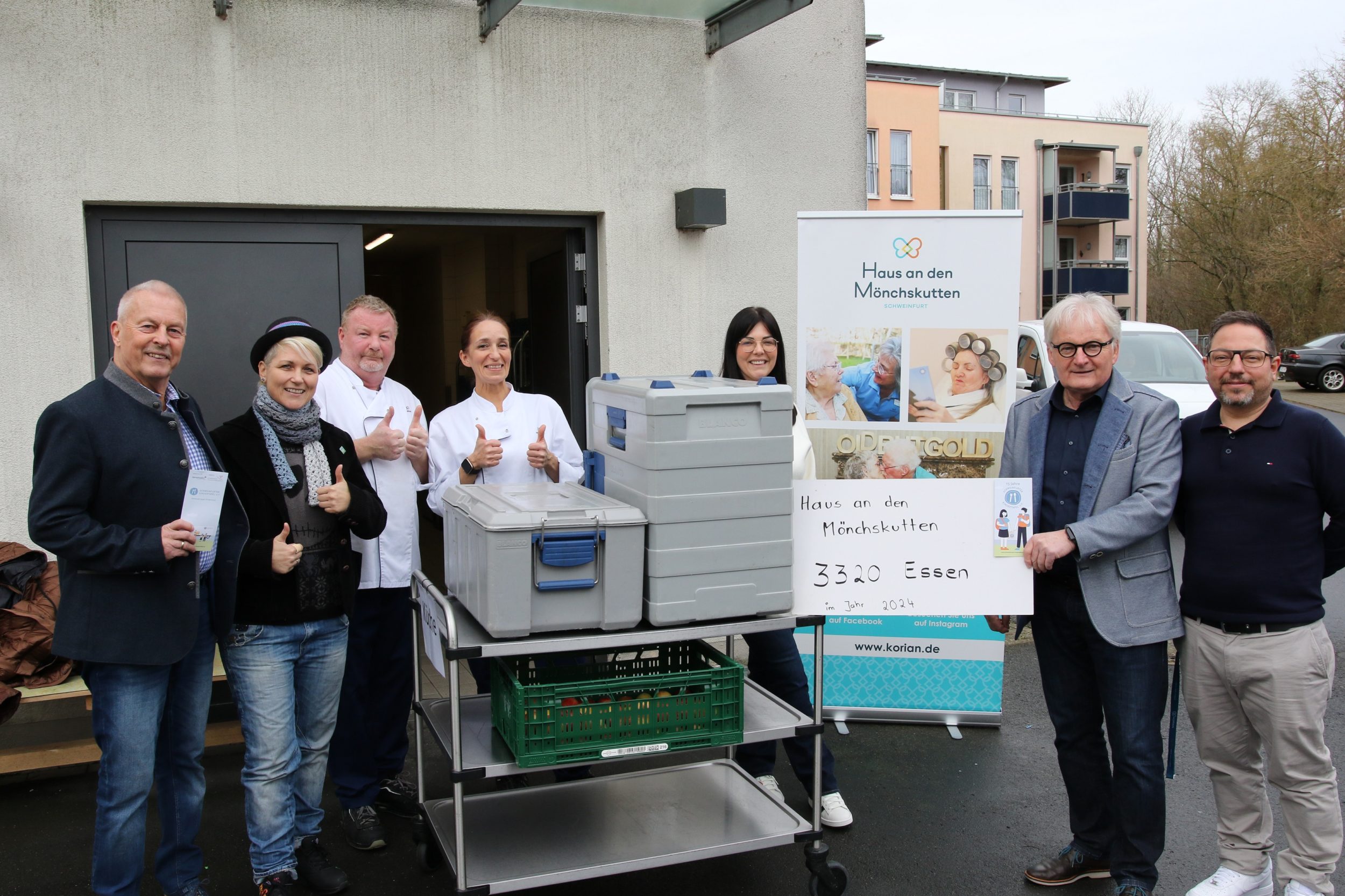 Auf unserem Bild mit allen Personen von links: Rainer Zink und Steffi List (2. Vorsitzender und Botschafterin der Kindertafel), vom Team der Mönchskutten-Köche Rainer Otto und Jasmin Güc, Jasmin Braun (Leitung sozialer Dienst), Kindertafel-Vorsitzender Stefan Labus und Dominik Küfner (Einrichtungsleitung Haus an den Mönchskutten) Fotos: Michael Horling