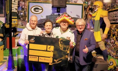 Auf dem Bild von links: Rainer Zink und Steffi List (2. Vorsitzender und Botschafterin der Kindertafel), Spender Matthias Kraus und Stefan Labus, Vorsitzender der Schweinfurter Kindertafel und auch des Bundesverbandes. Foto: Michael Horling