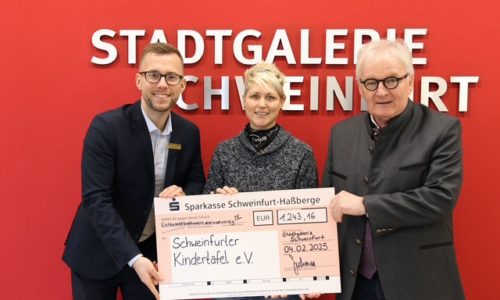 Auf dem Bild von links: Stadtgalerie-Center-Manager Alexander Kuckshaus, Kindertafel-Botschafterin Steffi List und Kindertafel-Vorstand Stefan Labus. Foto: Michael Horling