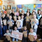 Unser Gruppenbild mit den vielen Personen zeigt die Gerolzhöfer Kommunionkinder mit einigen Müttern und links den Kindertafel-Vorsitzenden Stefan Labus. Foto: Michael Horling