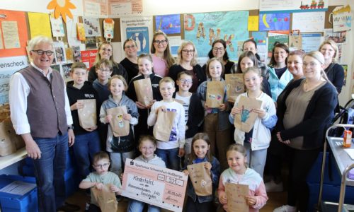Unser Gruppenbild mit den vielen Personen zeigt die Gerolzhöfer Kommunionkinder mit einigen Müttern und links den Kindertafel-Vorsitzenden Stefan Labus. Foto: Michael Horling