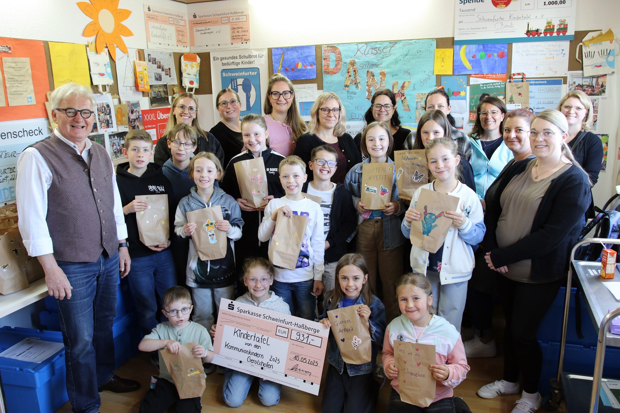 Unser Gruppenbild mit den vielen Personen zeigt die Gerolzhöfer Kommunionkinder mit einigen Müttern und links den Kindertafel-Vorsitzenden Stefan Labus. Foto: Michael Horling