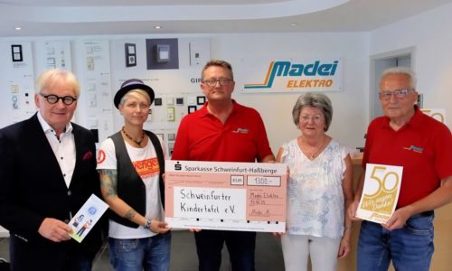 Auf dem Bild von links: Stefan Labus und Steffi List, Vorsitzender und Botschafterin der Schweinfurter Kindertafel, Matthias Madei sowie die Seniorchefs Doris und Lothar Madei von der Firma Madei Elektro in Grettstadt. Foto: Michael Horling