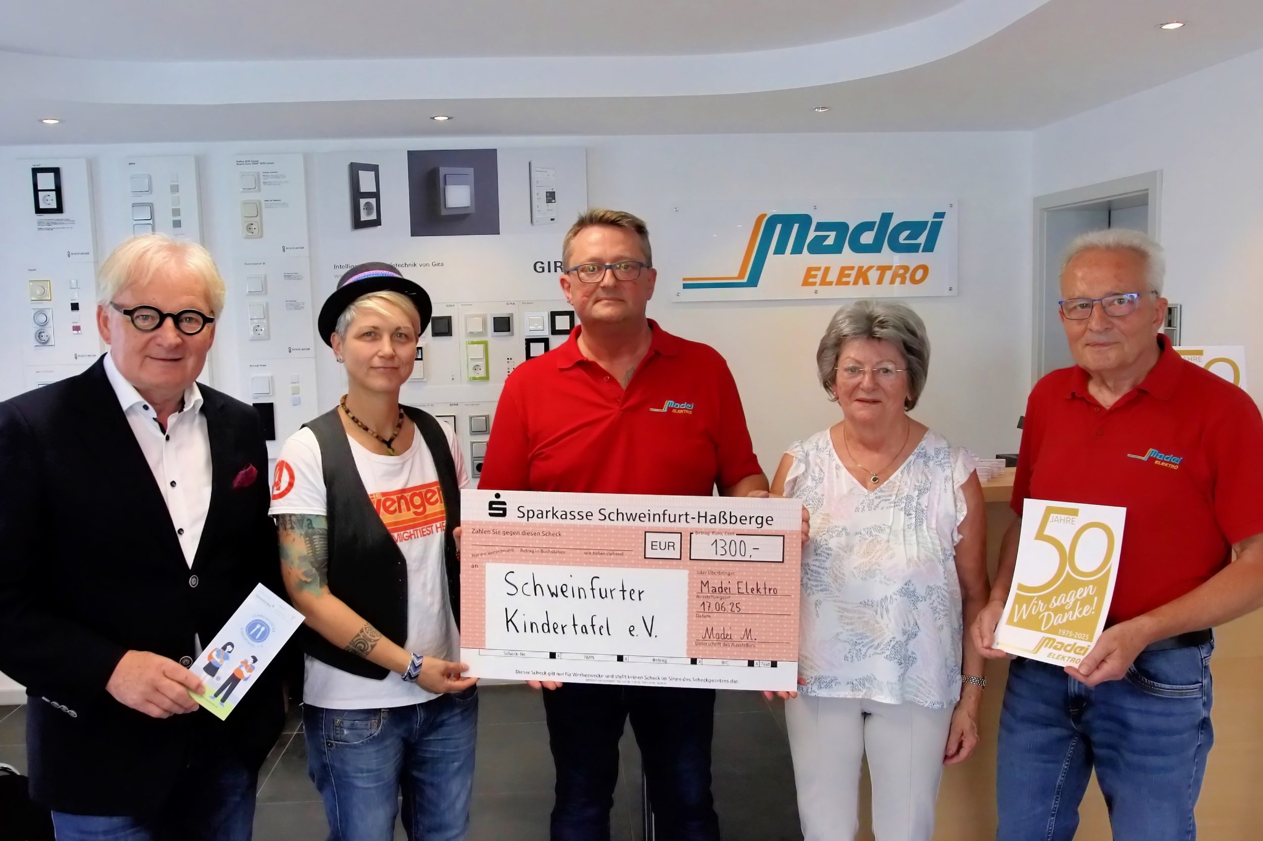 Auf dem Bild von links: Stefan Labus und Steffi List, Vorsitzender und Botschafterin der Schweinfurter Kindertafel, Matthias Madei sowie die Seniorchefs Doris und Lothar Madei von der Firma Madei Elektro in Grettstadt. Foto: Michael Horling