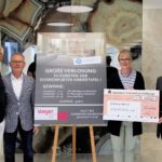 Unser Bild zeigt von links: Peter Kruse (Botschafter der Schweinfurter Kindertafel), Günther Rödemer (Ausstellungsleiter, Natursteinverkauf bei Platten Steger), Carolin Betzel-Grau (Geschäftsführerin Platten Steger) und Stefan Labus (Vorsitzender der Kindertafel) Foto: Michael Horling