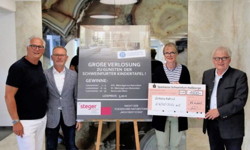 Unser Bild zeigt von links: Peter Kruse (Botschafter der Schweinfurter Kindertafel), Günther Rödemer (Ausstellungsleiter, Natursteinverkauf bei Platten Steger), Carolin Betzel-Grau (Geschäftsführerin Platten Steger) und Stefan Labus (Vorsitzender der Kindertafel) Foto: Michael Horling