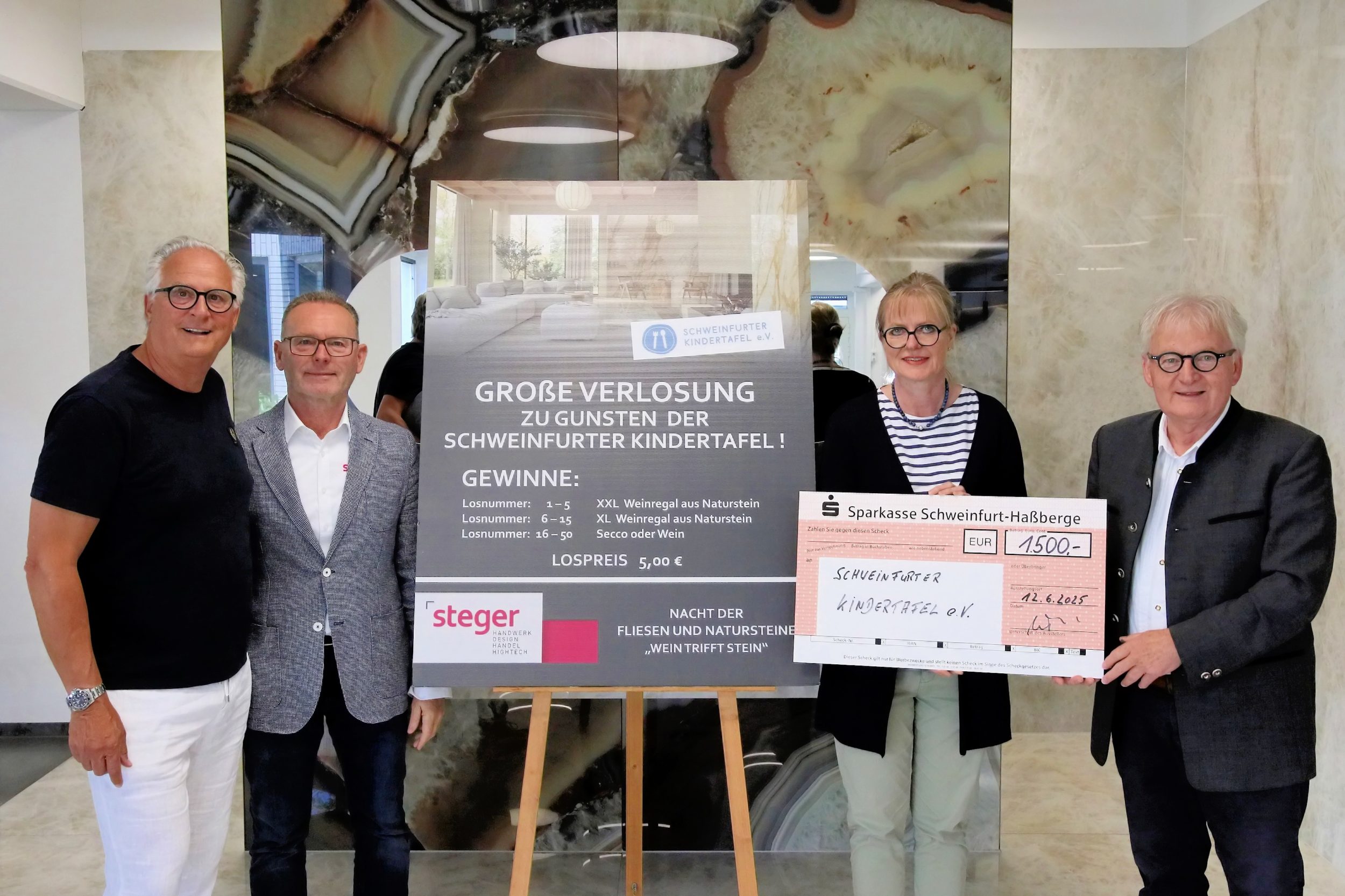Unser Bild zeigt von links: Peter Kruse (Botschafter der Schweinfurter Kindertafel), Günther Rödemer (Ausstellungsleiter, Natursteinverkauf bei Platten Steger), Carolin Betzel-Grau (Geschäftsführerin Platten Steger) und Stefan Labus (Vorsitzender der Kindertafel) Foto: Michael Horling
