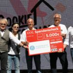 Auf dem Bild mit dem Spendenscheck links:  Stefan Labus (Vorstand der Kindertafel), Steffli List (Botschafterin der Kindertafel), Rainer Zink (2. Vorstand der Kindertafel), Peter Kruse (Botschafter Kindertafel) und Alois Kobler (Deutschland CEO von XXXLutz) Foto: Michael Horling