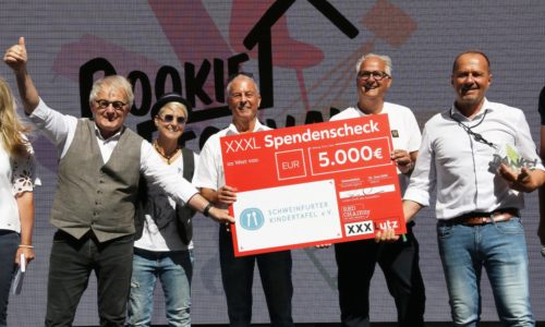 Auf dem Bild mit dem Spendenscheck links:  Stefan Labus (Vorstand der Kindertafel), Steffli List (Botschafterin der Kindertafel), Rainer Zink (2. Vorstand der Kindertafel), Peter Kruse (Botschafter Kindertafel) und Alois Kobler (Deutschland CEO von XXXLutz) Foto: Michael Horling