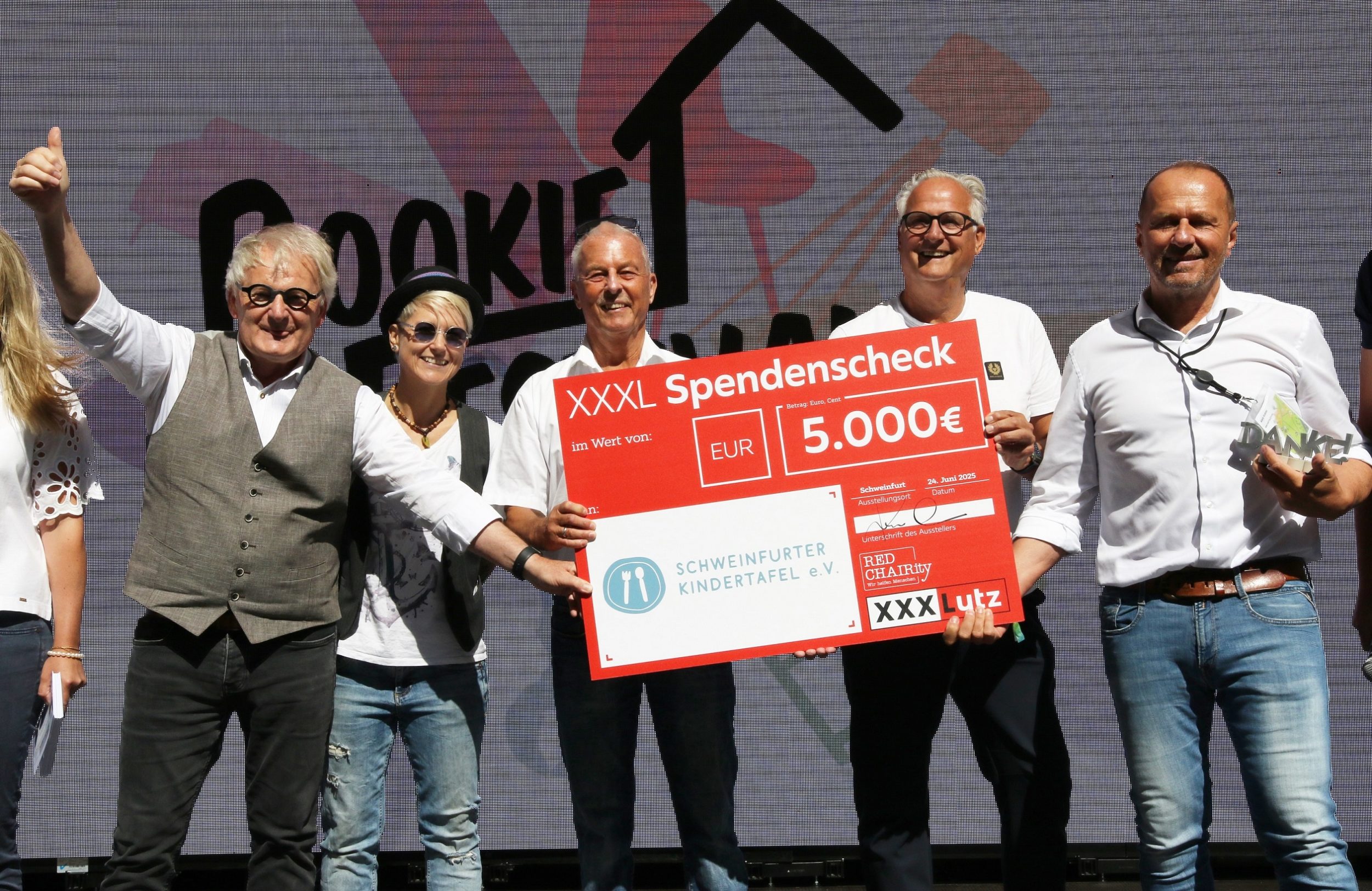 Auf dem Bild mit dem Spendenscheck links:  Stefan Labus (Vorstand der Kindertafel), Steffli List (Botschafterin der Kindertafel), Rainer Zink (2. Vorstand der Kindertafel), Peter Kruse (Botschafter Kindertafel) und Alois Kobler (Deutschland CEO von XXXLutz) Foto: Michael Horling