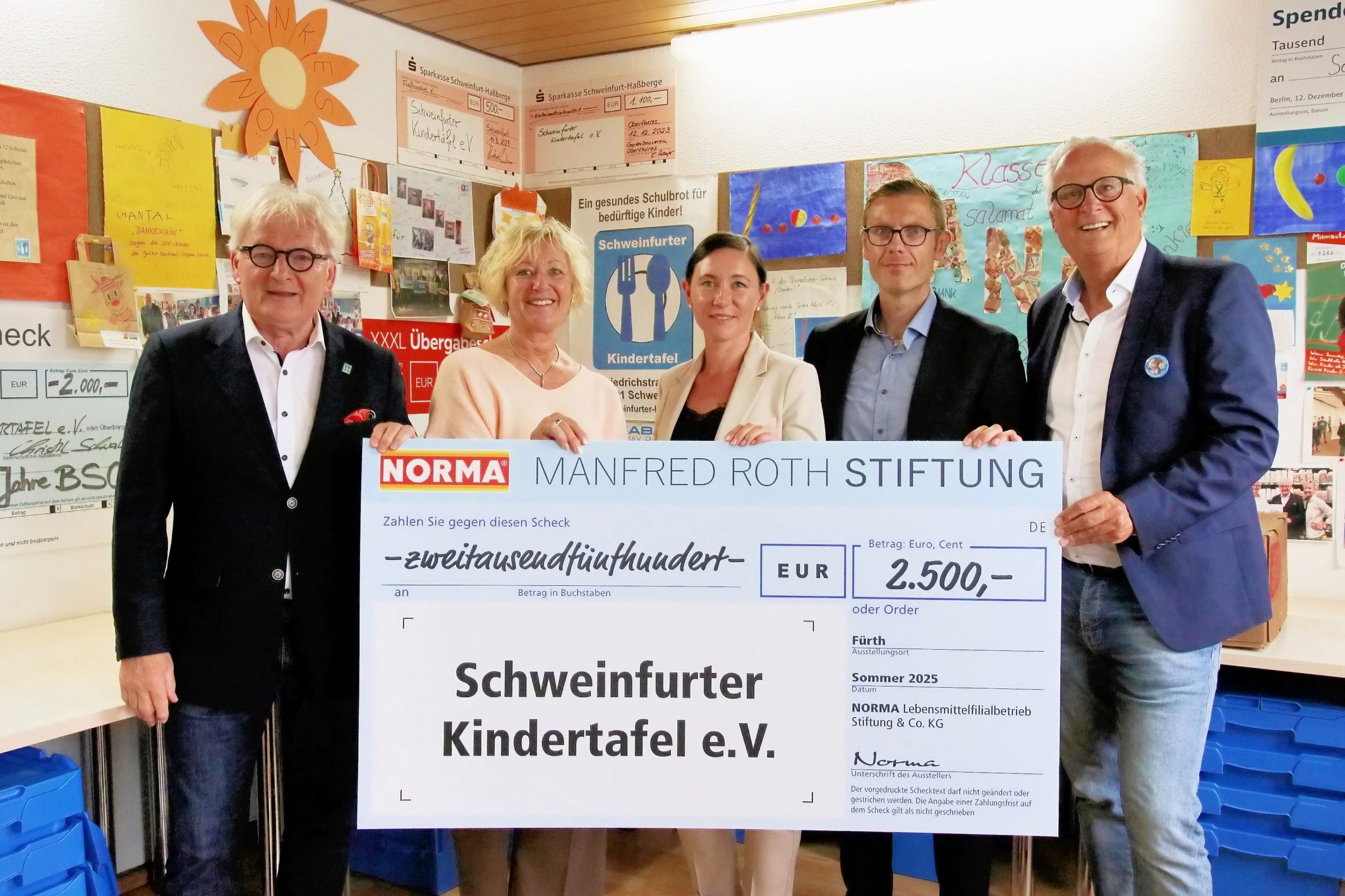 Unser Bild zeigt von links: Den Vorsitzenden der Kindertafel Stefan Labus, seine stellvertreterin Dagmar Bebersdorf, Maike Kremzer und Christian Hirn von der Norma-Einkaufsleitung und Kindertafel-Botschafter Peter Kruse Foto: Michael Horling