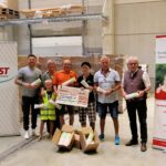 Unser Bild zeigt von links: Jonathan Brandl (Bereichsleiter Logistik bei der Firma Pabst), Kindertafel-Vorstandsmitglied Dagmar Bebersdorf zusammen mit Hannes, Werner Steinruck von der Kolpingfamilie Stadtlauringen, Kindertafel-Botschafterin Steffi List und die beiden Kindertafel -Vorstände Rainer Zink und Stefan Labus.  Foto: Michael Horling