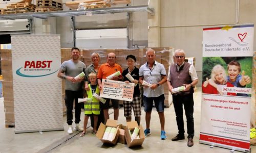Unser Bild zeigt von links: Jonathan Brandl (Bereichsleiter Logistik bei der Firma Pabst), Kindertafel-Vorstandsmitglied Dagmar Bebersdorf zusammen mit Hannes, Werner Steinruck von der Kolpingfamilie Stadtlauringen, Kindertafel-Botschafterin Steffi List und die beiden Kindertafel -Vorstände Rainer Zink und Stefan Labus.  Foto: Michael Horling