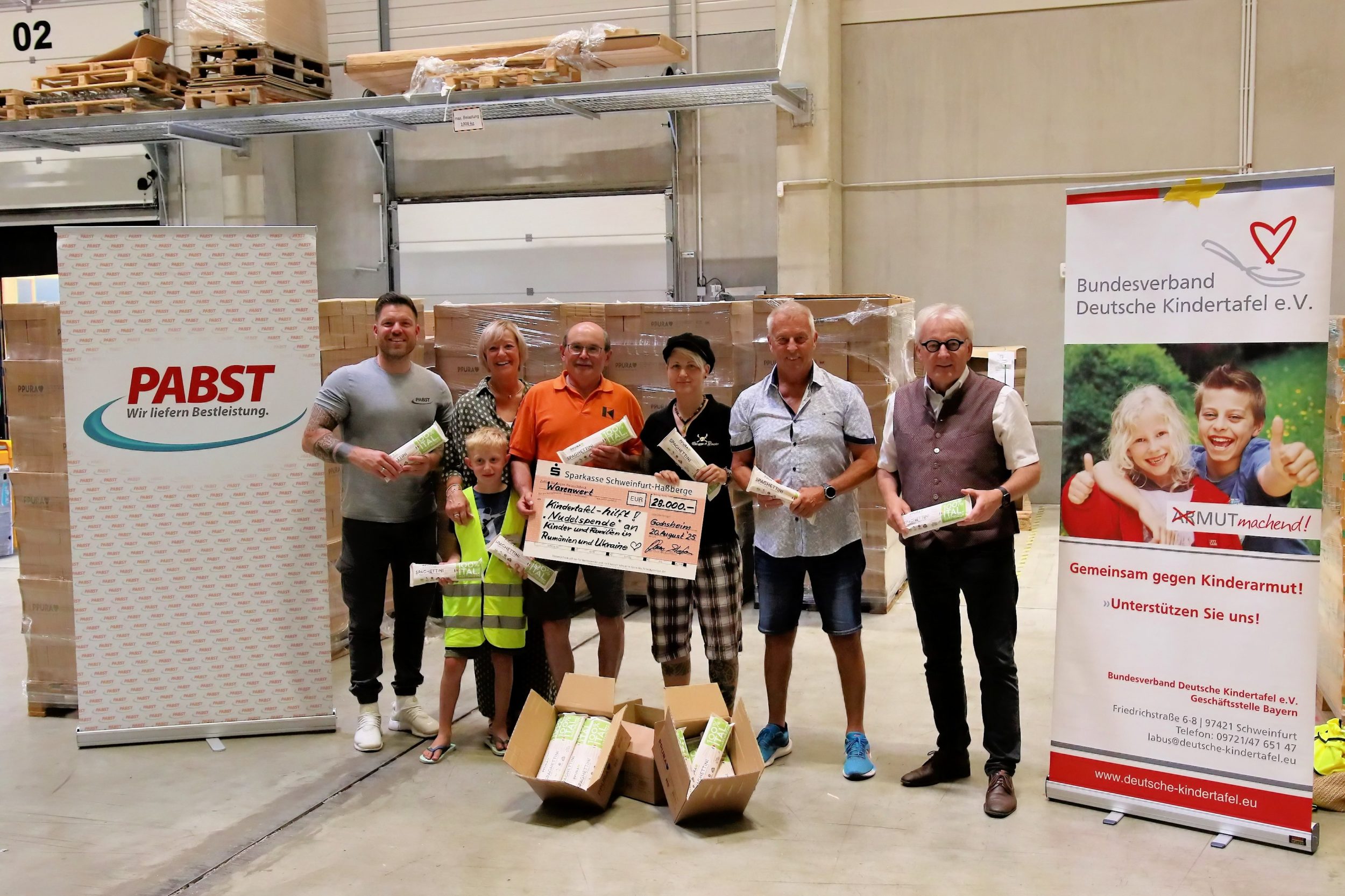 Unser Bild zeigt von links: Jonathan Brandl (Bereichsleiter Logistik bei der Firma Pabst), Kindertafel-Vorstandsmitglied Dagmar Bebersdorf zusammen mit Hannes, Werner Steinruck von der Kolpingfamilie Stadtlauringen, Kindertafel-Botschafterin Steffi List und die beiden Kindertafel -Vorstände Rainer Zink und Stefan Labus.  Foto: Michael Horling