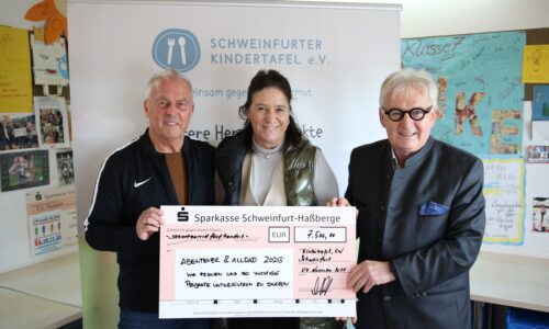 Unser Bild zeigt zwischen rechts Stefan Labus und links Rainer Zink, dem ersten Vorsitzenden der Schweinfurter Kindertafel und seinem Vertreter, Marion Ripberger, Geschäftsführerin der pro-log GmbH, Veranstalter der jährlichen Messe ABENTEUER & ALLRAD. Foto: Michael Horling