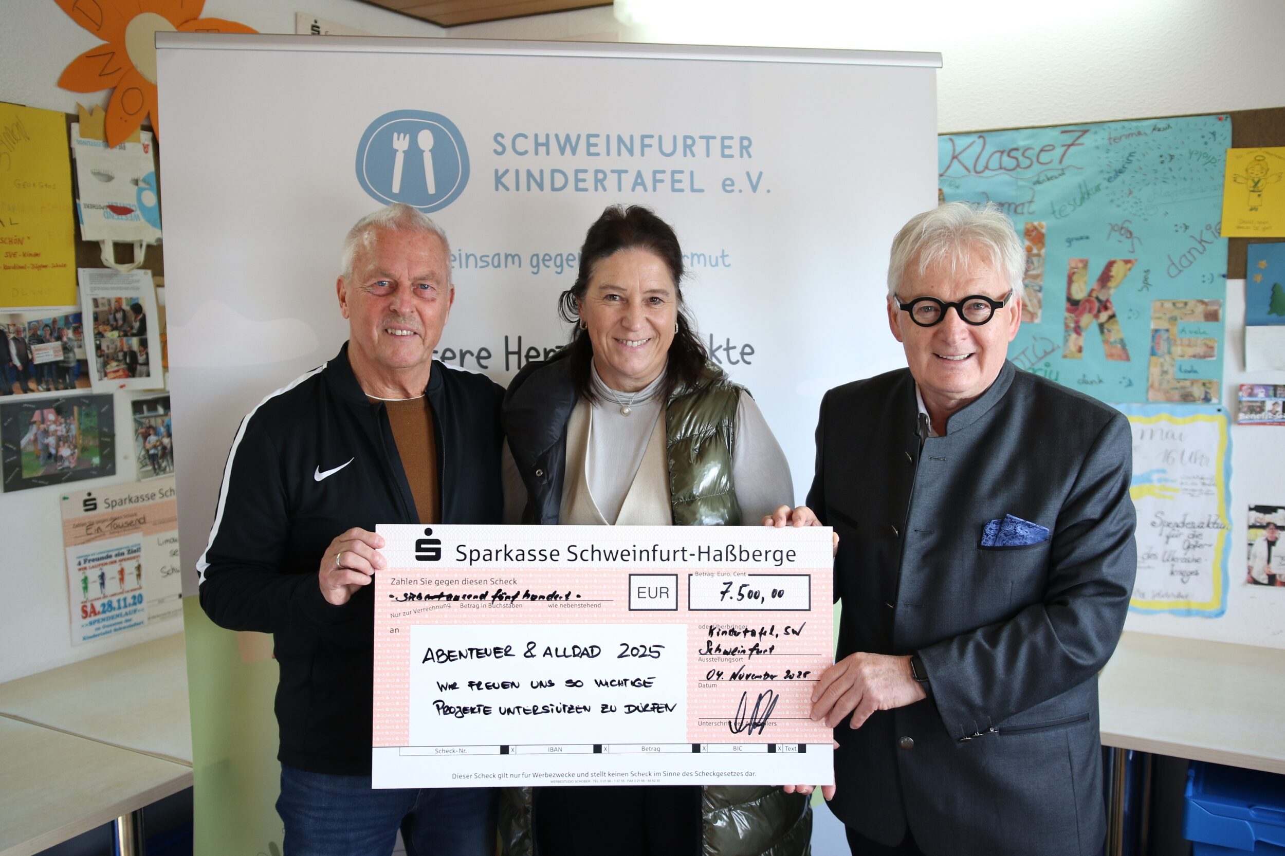 Unser Bild zeigt zwischen rechts Stefan Labus und links Rainer Zink, dem ersten Vorsitzenden der Schweinfurter Kindertafel und seinem Vertreter, Marion Ripberger, Geschäftsführerin der pro-log GmbH, Veranstalter der jährlichen Messe ABENTEUER & ALLRAD. Foto: Michael Horling
