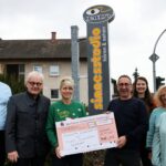 Auf dem Bild von links: Tjark Oldenbostel, Stefan Labus und Botschafterin Stefi List von der Kindertafel, Charly Endres, Rebacca Brembs, Sylvia Endres und Petra Kirchner. Auf dem Bild fehlen neben Honigverkäufer Wolfgang Schopf auch die beiden Sinnensstudio-Augenoptikerinnen Arsenida Allushi und Julia Kogler. Foto: Michael Horling