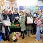 Unser Bild zeigt von links einen Teil des Schweinfurter Teams von foodsharing beim Besuch bei der Kindertafel und deren Vorsitzenden Stefan Labus (Dritter von links): Laura Unsleber, Angelika Schemm, Dagmar Huppmann, Madelaine Bärhausen (foodsharing Botschafterin SW), Kerstin Wetzel, Tina Zeitz, Ute Weisenberger (Tragehilfe) und Carolin Haas. Foto: Michael Horling