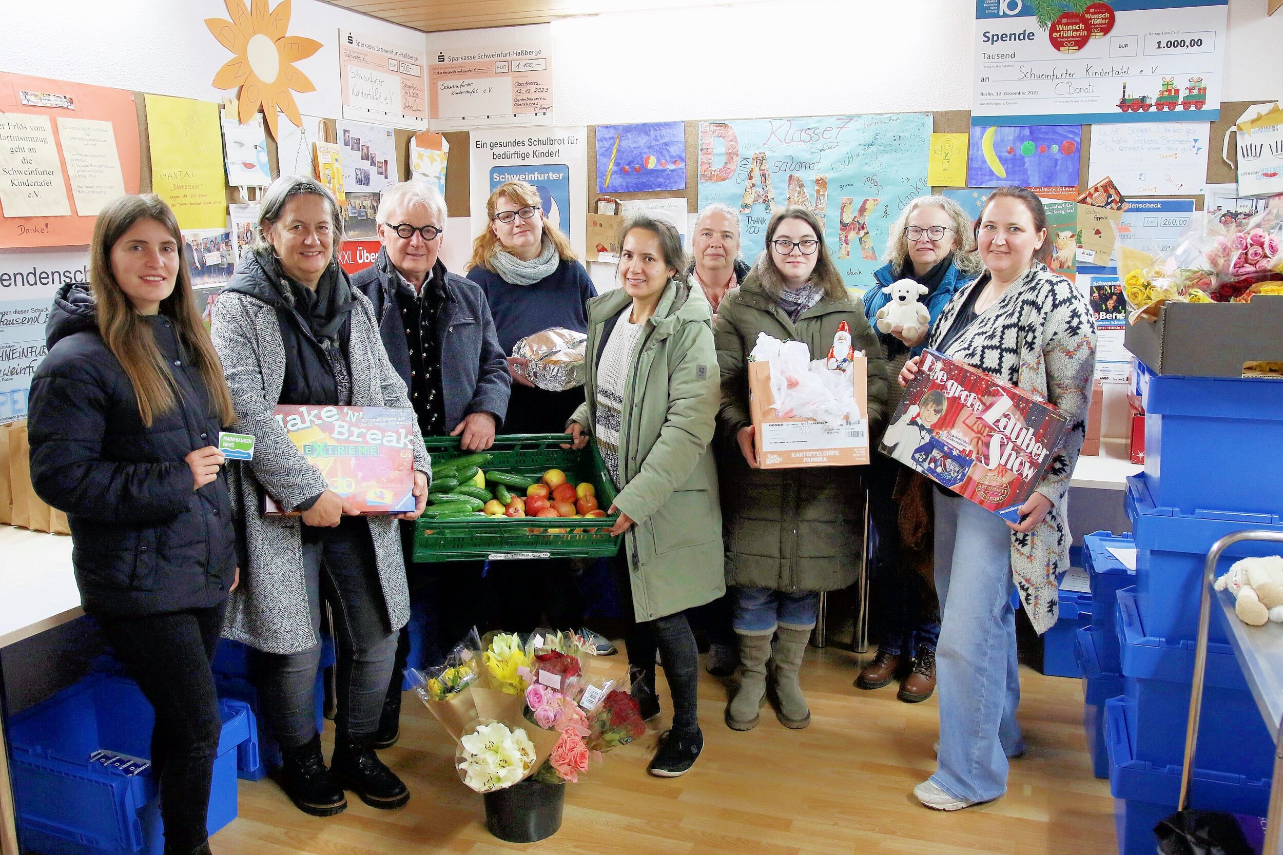 Unser Bild zeigt von links einen Teil des Schweinfurter Teams von foodsharing beim Besuch bei der Kindertafel und deren Vorsitzenden Stefan Labus (Dritter von links): Laura Unsleber, Angelika Schemm, Dagmar Huppmann, Madelaine Bärhausen (foodsharing Botschafterin SW), Kerstin Wetzel, Tina Zeitz, Ute Weisenberger (Tragehilfe) und Carolin Haas. Foto: Michael Horling