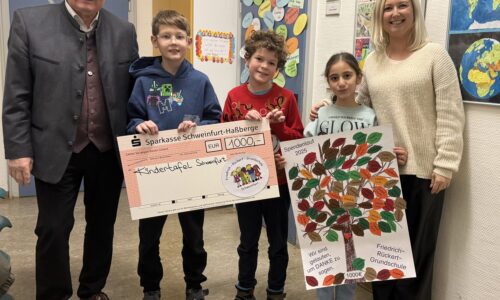 Autor: Sabrina Neckov Bild: Zehra Omur Auf dem Bild zu sehen: Stefan Labus, Kinder der 3a, Sabrina Neckov