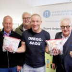 Auf unserem Bild mit den vier Personen sind von links vier echte Kindertafel-Männer zu sehen: Rainer Zink (2. Vorsitzender), Peter Kruse (Botschafter), Michl Müller (Schirmherr) und Stefan Labus (1. Vorsitzender). Foto: Michael Horling