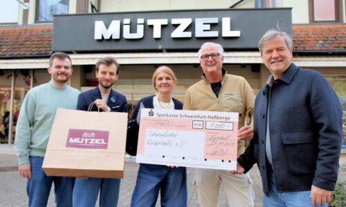 Unser Bild zeigt von links: Lukas, Johannes und Annegret Mützel, Kindertafel-Botschafter Peter Kruse und Klaus-Dieter Mützel. Foto: Michael Horling