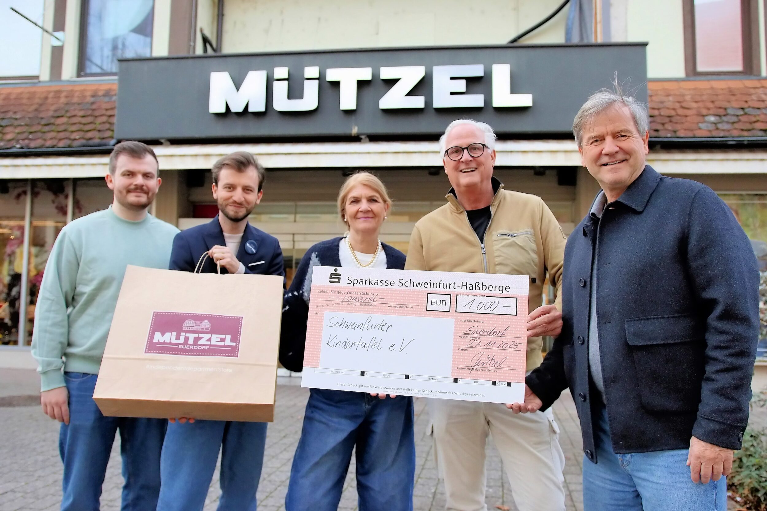 Unser Bild zeigt von links: Lukas, Johannes und Annegret Mützel, Kindertafel-Botschafter Peter Kruse und Klaus-Dieter Mützel. Foto: Michael Horling