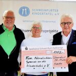 Unser Bild zeigt von links Klaus und Anita Nieratschker zusammen mit Stefan Labus bei der Übergabe der Spende. Foto Michael Horling