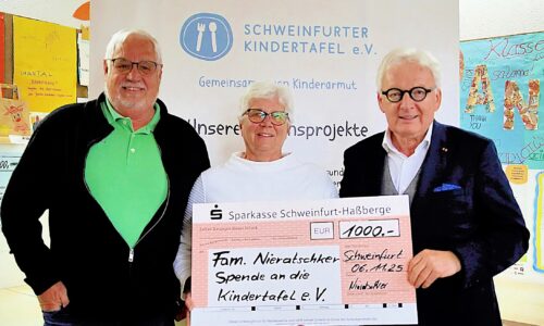 Unser Bild zeigt von links Klaus und Anita Nieratschker zusammen mit Stefan Labus bei der Übergabe der Spende. Foto Michael Horling
