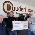 Auf dem Bild von links: Stefan Labus (Vorsitzender der Kindertafel), René Daudert (Inhaber von Daudert Kaffeemaschinen) und Peter Kruse (Botschafter der Kindertafel) Foto: Fabian Fischer