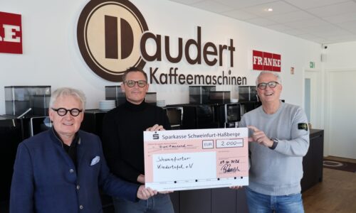 Auf dem Bild von links: Stefan Labus (Vorsitzender der Kindertafel), René Daudert (Inhaber von Daudert Kaffeemaschinen) und Peter Kruse (Botschafter der Kindertafel) Foto: Fabian Fischer