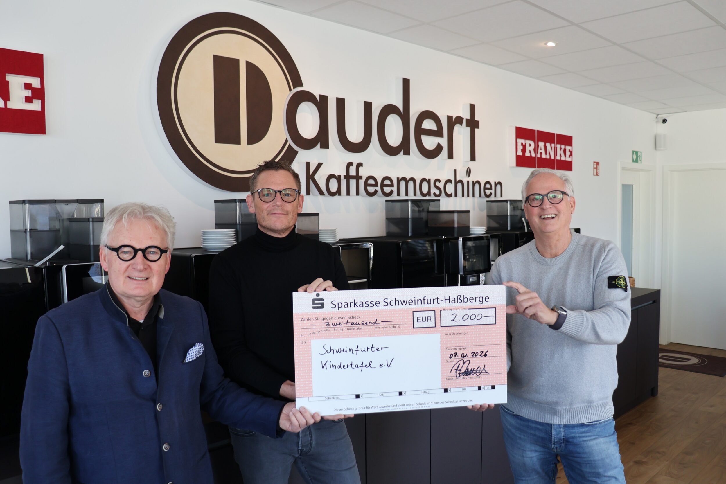 Auf dem Bild von links: Stefan Labus (Vorsitzender der Kindertafel), René Daudert (Inhaber von Daudert Kaffeemaschinen) und Peter Kruse (Botschafter der Kindertafel) Foto: Fabian Fischer
