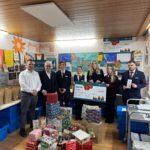 Foto: Fabian Fischer v.L. Sascha Jülka ( Leiter Bahnhofsservice) Stefan Labus (Vorsitzender Kindertafel) mit Azubis: Anna Kachanau, Mia Haug, Luisa Kraus, Alexandru Rares, Janosch Heise