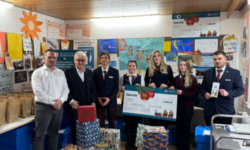 Foto: Fabian Fischer v.L. Sascha Jülka ( Leiter Bahnhofsservice) Stefan Labus (Vorsitzender Kindertafel) mit Azubis: Anna Kachanau, Mia Haug, Luisa Kraus, Alexandru Rares, Janosch Heise