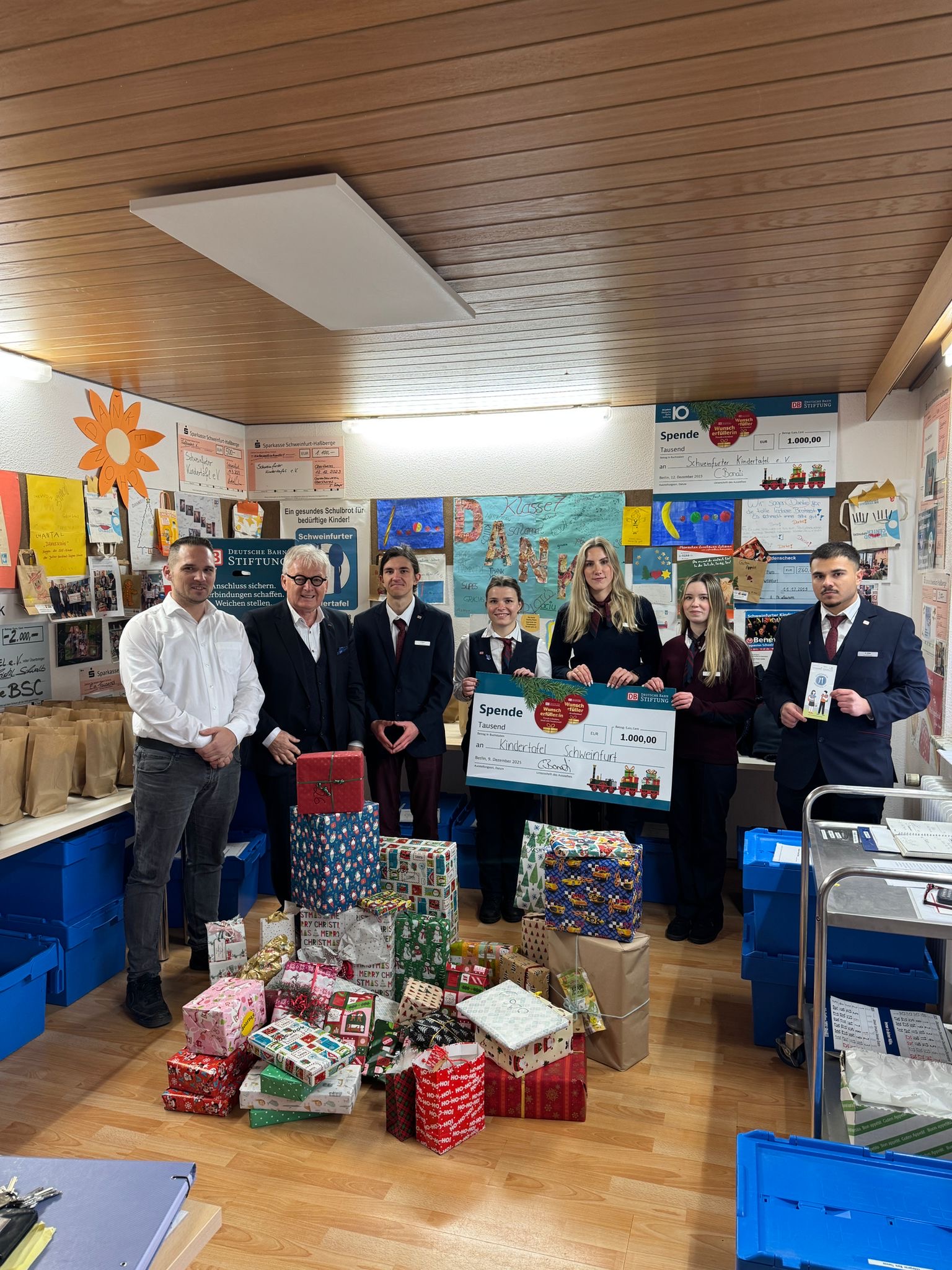 Foto: Fabian Fischer v.L. Sascha Jülka ( Leiter Bahnhofsservice) Stefan Labus (Vorsitzender Kindertafel) mit Azubis: Anna Kachanau, Mia Haug, Luisa Kraus, Alexandru Rares, Janosch Heise