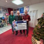 Foto. Irina Runde v.L. Rainer Zink (Stellvertr. Vorstand Kindertafel)  Stefan Labus (Vorsitzender Kindertafel)  Alexander Waldmann ( Allianz Hauptagentur)