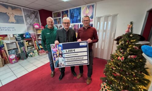 Foto. Irina Runde v.L. Rainer Zink (Stellvertr. Vorstand Kindertafel)  Stefan Labus (Vorsitzender Kindertafel)  Alexander Waldmann ( Allianz Hauptagentur)