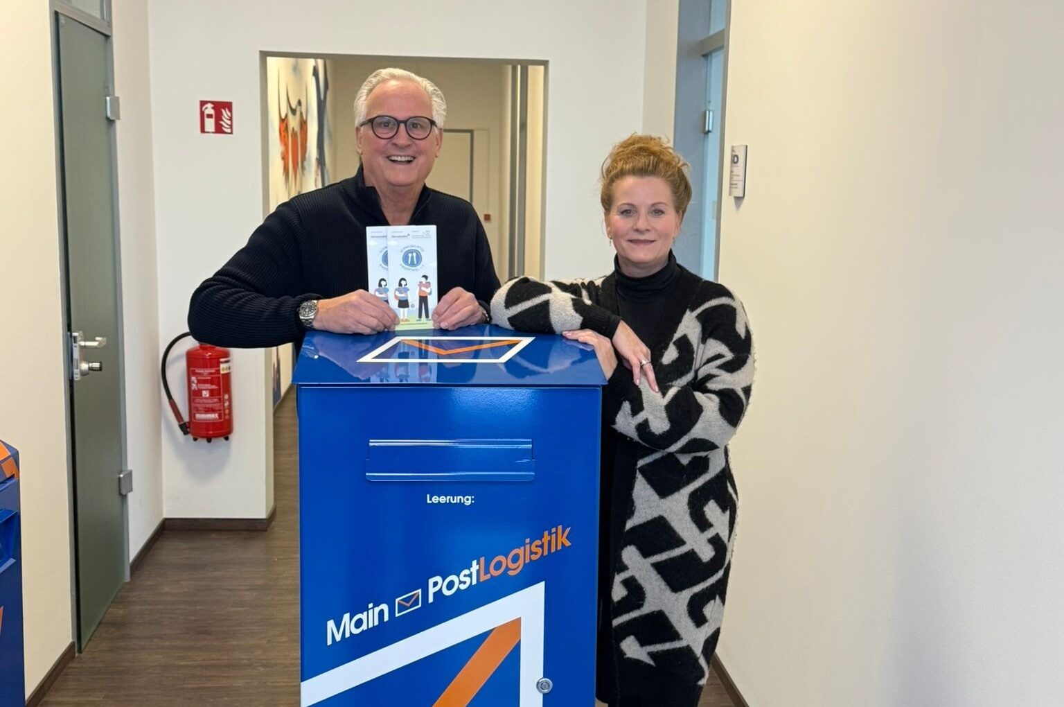 Unser Bild zeigt Martina Schöderlein (rechts), die Verkaufsleitung der Main-Post-Logistik GmbH, zusammen mit Peter Kruse, dem Botschafter der Schweinfurter Kindertafel Foto: Jutta Ulbrich