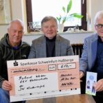 Unser Bild zeigt von rechts den Kindertafel-Vorsitzenden Stefan Labus, Spender Roland Weber aus Schleerieth und Rainer Zink, 2. Vorsitzender. Foto: Michael Horling