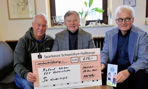 Unser Bild zeigt von rechts den Kindertafel-Vorsitzenden Stefan Labus, Spender Roland Weber aus Schleerieth und Rainer Zink, 2. Vorsitzender. Foto: Michael Horling