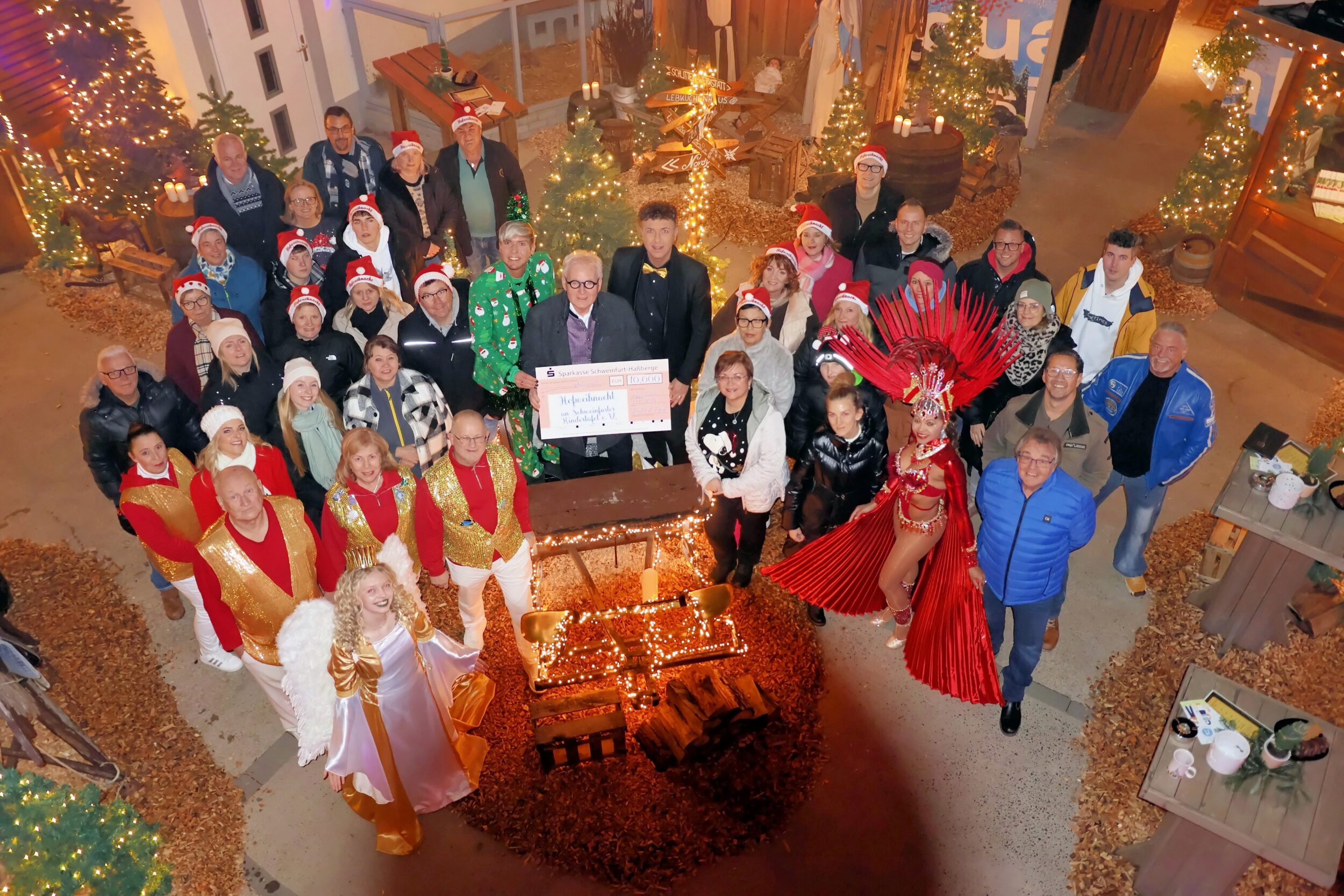 Auf dem Bild bei der Scheckübergabe von links: Frank Fischer, Stefan Labus und Thorsten Schmälzle Foto: Michael Horling