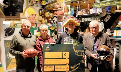 Auf dem Bild von links: Rainer Zink (2. Vorsitzender der Schweinfurter Kindertafel), Botschafterin Steffi List, Spender Matthias "The German Packer" Kraus und Stefan Labus. Vorsitzender des Bundesverbandes Deutsche Kindertafel e.V.. Foto: Michael Horling