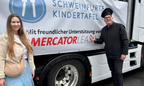 Auf dem Bild: Marketing-Managerin Elisa Hartmann zusammen mit Peter Kruse, dem Botschafter der Schweinfurter Kindertafel Foto: Matthias Wolbert