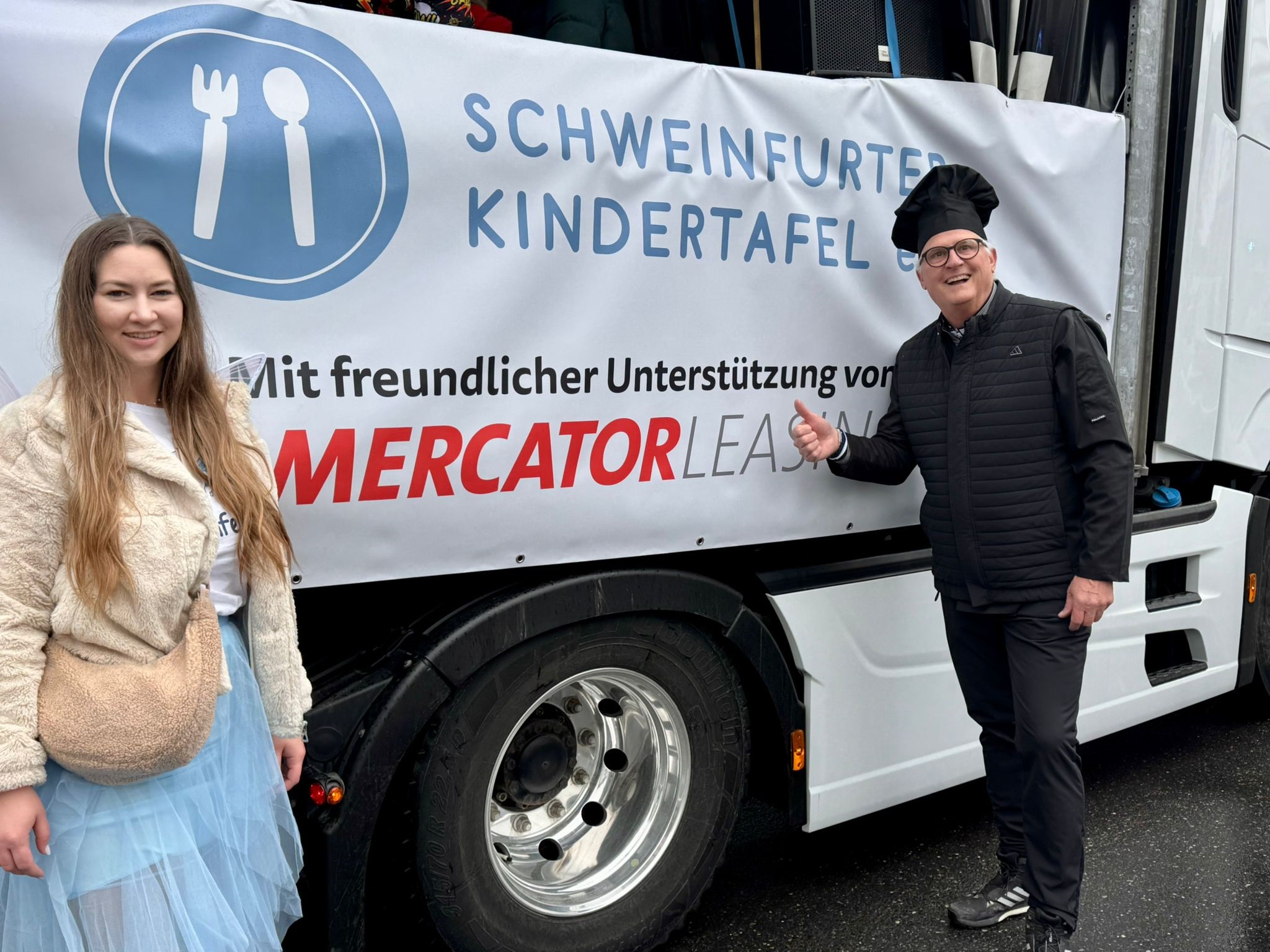 Auf dem Bild: Marketing-Managerin Elisa Hartmann zusammen mit Peter Kruse, dem Botschafter der Schweinfurter Kindertafel Foto: Matthias Wolbert