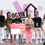 Auf den Fotos mit den Personen sieht man von links die Schweinfurter Bürgermeisterin Christiane Michal-Zaiser sowie Stefan Labus und Rainer Zink, erster und zweiter Vorsitzender der Schweinfurter Kindertafel, und auf der Bühne zudem links Tobias Barthel (Ausbildungsleitung XXXLutz) und rechts Olivia Illig (Teamleiterin Personalentwicklung XXXLutz) sowie als Zweiter von rechts CEO Alois Kobler von der Geschäftsleitung des Unternehmens. Fotos: Michael Horling