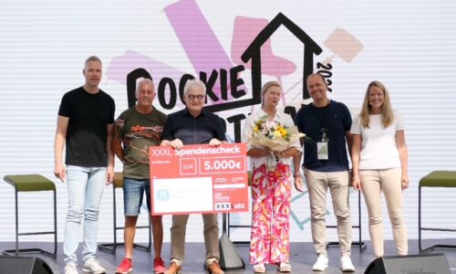 Auf den Fotos mit den Personen sieht man von links die Schweinfurter Bürgermeisterin Christiane Michal-Zaiser sowie Stefan Labus und Rainer Zink, erster und zweiter Vorsitzender der Schweinfurter Kindertafel, und auf der Bühne zudem links Tobias Barthel (Ausbildungsleitung XXXLutz) und rechts Olivia Illig (Teamleiterin Personalentwicklung XXXLutz) sowie als Zweiter von rechts CEO Alois Kobler von der Geschäftsleitung des Unternehmens. Fotos: Michael Horling