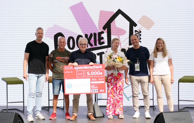 Auf den Fotos mit den Personen sieht man von links die Schweinfurter Bürgermeisterin Christiane Michal-Zaiser sowie Stefan Labus und Rainer Zink, erster und zweiter Vorsitzender der Schweinfurter Kindertafel, und auf der Bühne zudem links Tobias Barthel (Ausbildungsleitung XXXLutz) und rechts Olivia Illig (Teamleiterin Personalentwicklung XXXLutz) sowie als Zweiter von rechts CEO Alois Kobler von der Geschäftsleitung des Unternehmens. Fotos: Michael Horling