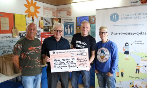 Unser Bild zeigt von rechts: Steffi List (Botschafterin der Schweinfurter Kindertafel), Schirmherr Michl Müller, der Vorsitzende Stefan Labus und sein Stellvertreter Rainer Zink. Foto: Michael Horling