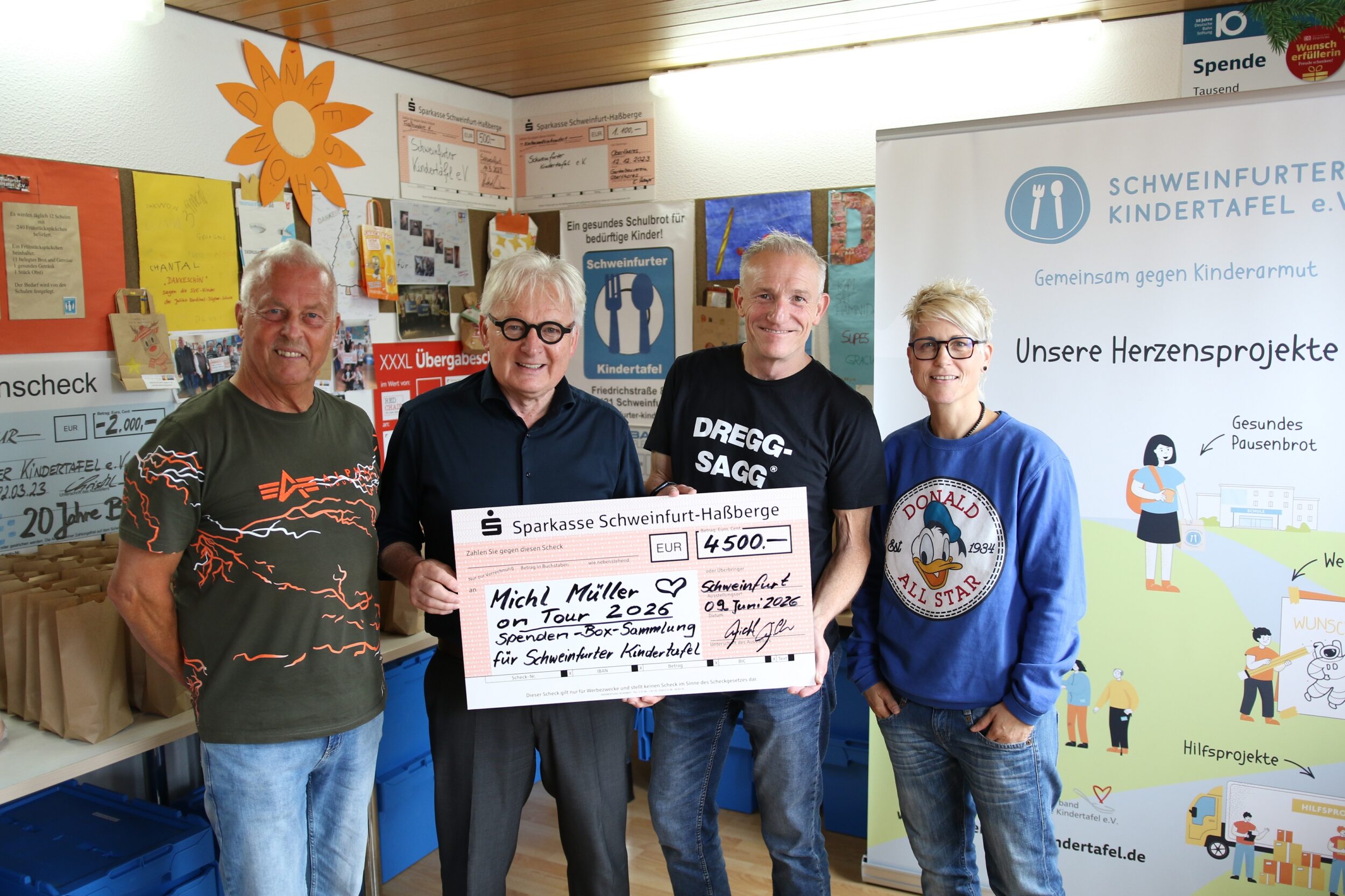 Unser Bild zeigt von rechts: Steffi List (Botschafterin der Schweinfurter Kindertafel), Schirmherr Michl Müller, der Vorsitzende Stefan Labus und sein Stellvertreter Rainer Zink. Foto: Michael Horling